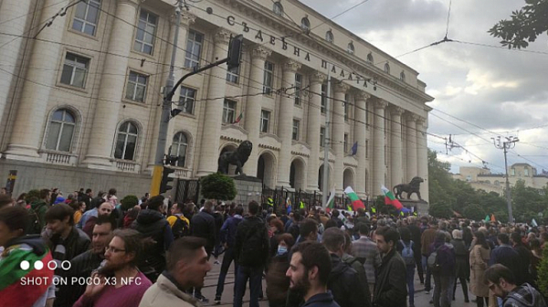 Хиляди пред Съдебната палата искат оставката на Иван Гешев. Други още са пред вратата на кабинета му /на живо/