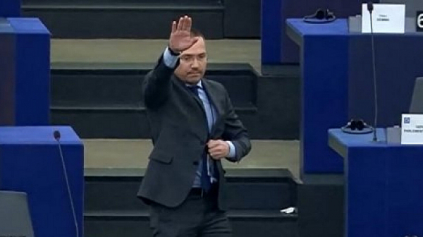 Джамбазки разгневи Европарламента с подобие на хитлеристки поздрав