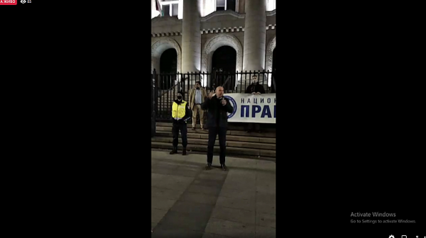 Протестиращите са пред Съдебната палата. Казаха ”Наздраве” на Джамбазки