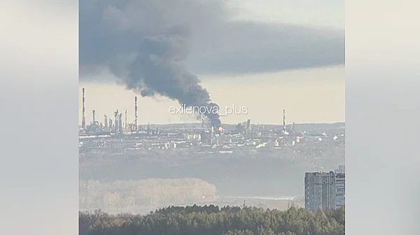 На 1400 км от границата: Голяма руска рафинерия пламна след дронов удар