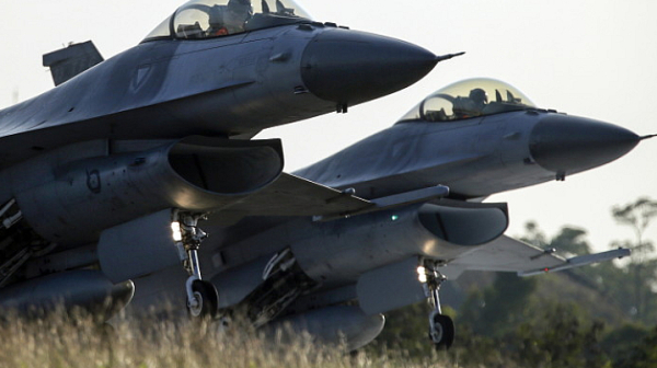 Холандия завършва прехвърлянето на 24 изтребителя F-16 на Украйна