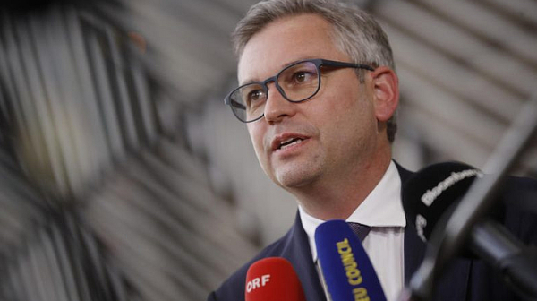 Австрия отне книжката на финансовия си министър