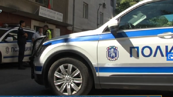 Апартаменти под наем, тайници в тирове и 50 000 евро: Разбиха мрежа за трафик на мигранти /обновена/