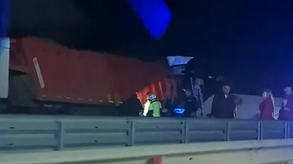 Удар между тир и автобус на „Хемус”: Мъж загина, десетки хора са ранени