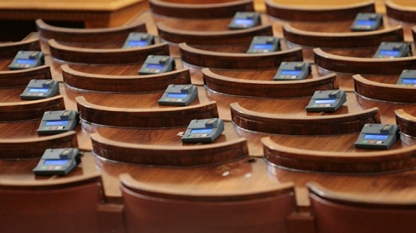 Депутатите гласуват промените в закона за ”вечните длъжници”