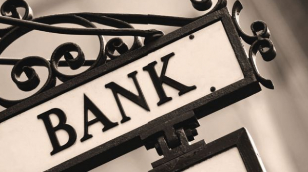 Две банки вече няма да дават безлихвени кредити
