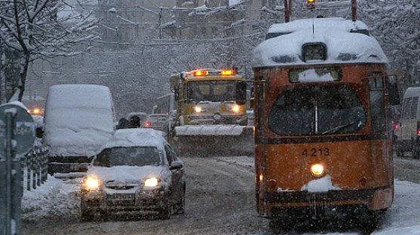 Снежна мъка в София: Трамвай дерайлира, непочистени улици, пешеходци негодуват