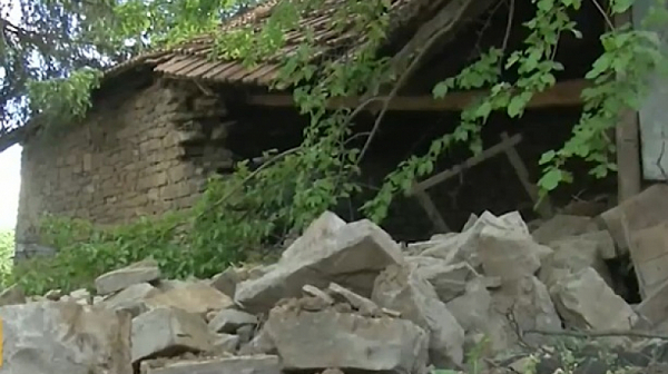 Опасна сграда рухна в Ловеч след години бездействие. Няма пострадали