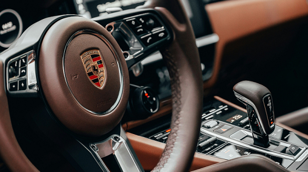 Собственици на Porschе в Русия в потрес: Софтуерен проблем блокира стотици автомобили