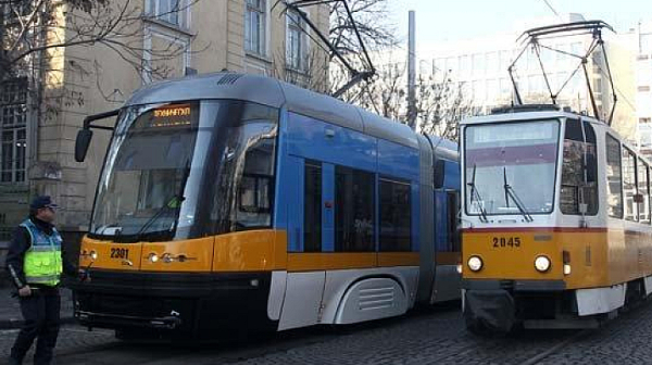 Пореден тежък инцидент в столицата: 16-годишно момче падна под трамвай