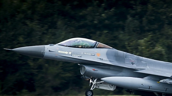 Белгийски изтребител F-16 се разби в сграда на летище в Нидерландия