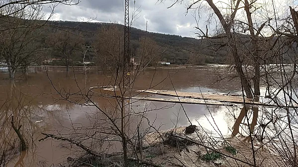 Язовир „Ивайловград“ прелива контролирано, повишен риск от наводнения