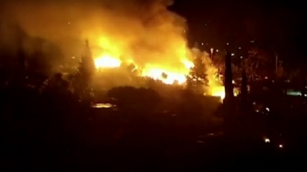 Пожарът в РСМ на 4 километра от нашата граница
