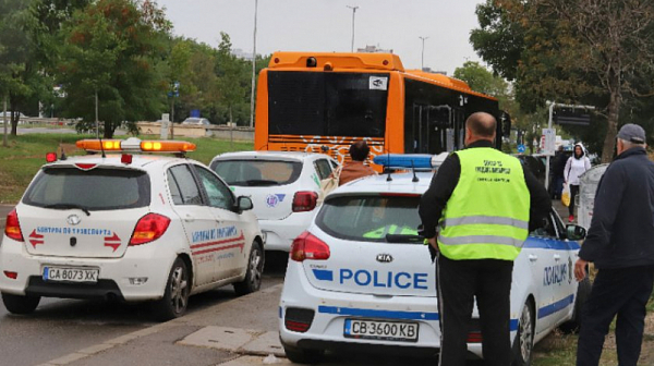 Автобус на столичния градски транспорт пламна в движение и помете три коли