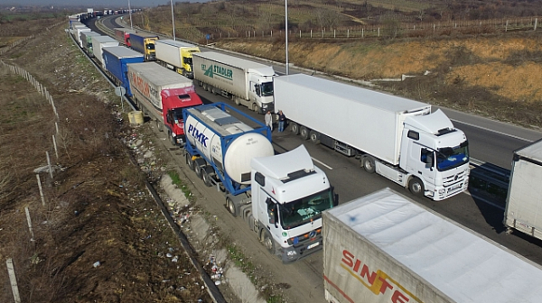 Близо 2 часа чакат камионите, за да преминат границата между Румъния и България
