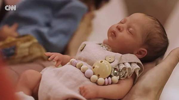 Защо светът полудя по хиперреалистичните кукли „reborn“?