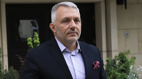 Хаджигенов влезе остро на Радев с 10 неприятни въпроса за Украйна