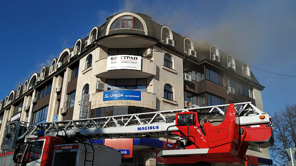 Пожар в центъра на Русе. Пламна етаж от бизнес сграда