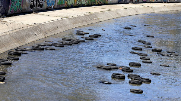 Десетки гуми плуват в река Слатинска