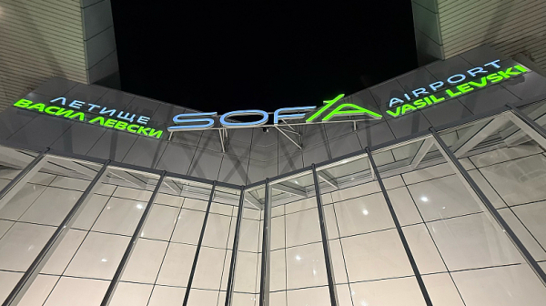 Бурният вятър блокира полети на летище София, поривите стигнаха 100 км/ч