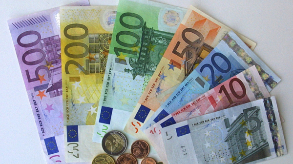 Отлагат внасянето на Бюджет 2026: 620 евро минимална заплата и по-високи майчински