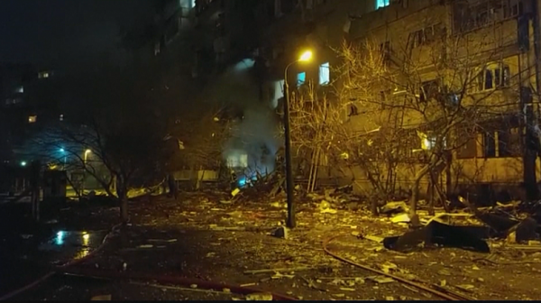 Поредни експлозии в Киев, гори жилищна сграда, обстрелван е украински граничен пост