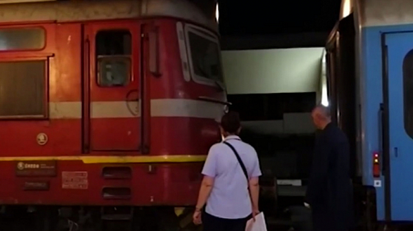 Влак блъсна кола на охраняем прелез близо до Разград