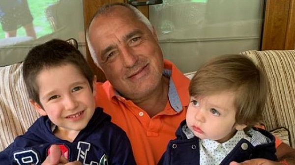 Борисов вкара внуците в кампанията за собственото си спасение