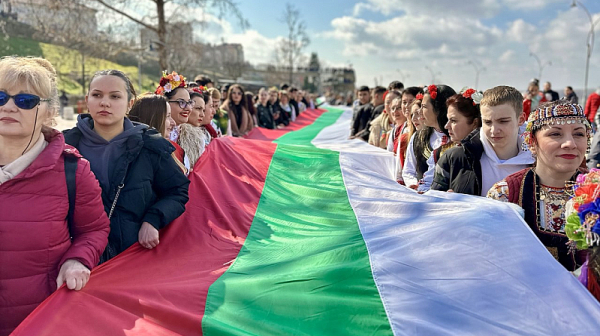 Русе отбеляза 3 март с тържествена церемония и шествие с 900-метров трибагреник