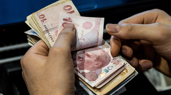 Турската лира за пети пореден път тръгна към месечен спад