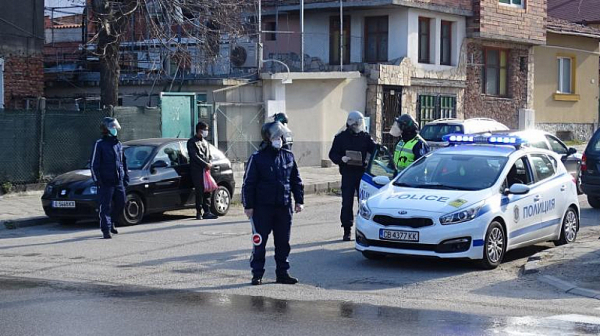 Мащабна полицейска операция в Самоков след нападение над служители на реда