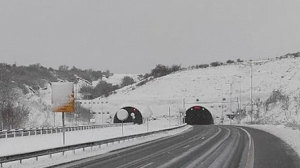 468 снегорина чистят пътищата в страната, има ограничения в планинските проходи