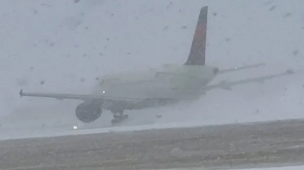 Снежна буря парализира летищата, отмениха 8000 полета в САЩ