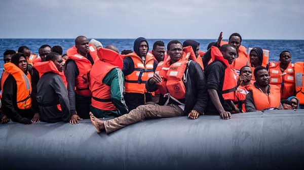 Лодка с 200 мигранти, сред които и деца, изчезна край Канарските острови