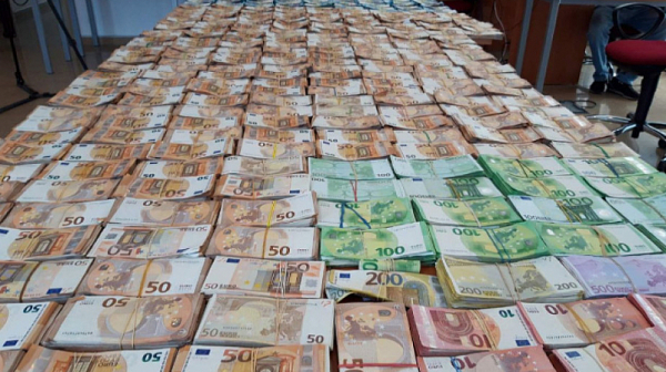 Рекорд! Откриха недекларирана валута за 3,7 млн. лв. в 3 турски автобуса на „Капитан Андреево“