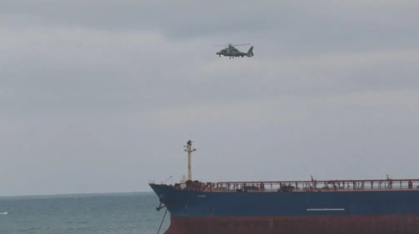 Започва операция по обезопасяване на танкера от руския „сенчест флот“ край Ахтопол