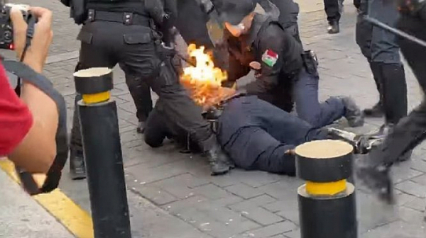 Протестиращ подпали полицай в Мексико