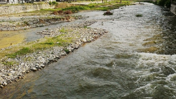 Работник загина при разчистване на коритото на река, на тялото се натъкнал младеж, който случайно минавал