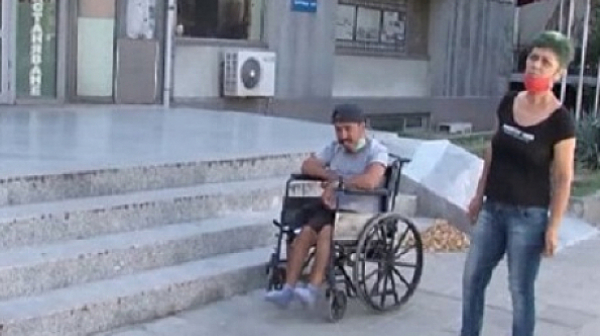 Майка на момче с увреждане опита да се барикадира в офиса на ГЕРБ в Русе