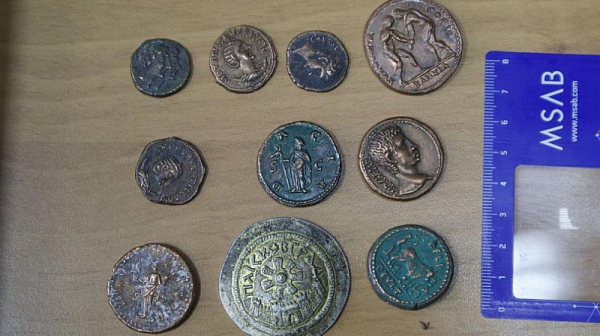 Разследващите намерили антични монети в кабинета на висш полицай