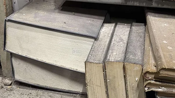 Книгите загиват в Националната библиотека, спират течове с кошчета и саксии