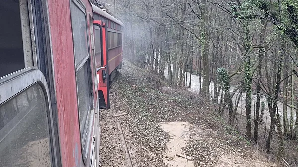 Влак дерайлира край Мъглиж след удар в скали, въпроси за безопасността в БДЖ
