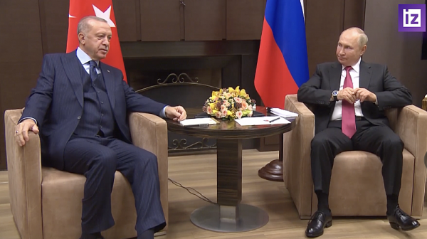 Странни движения на Путин с краката по време на срещата му с Ердоган, смутиха наблюдатели