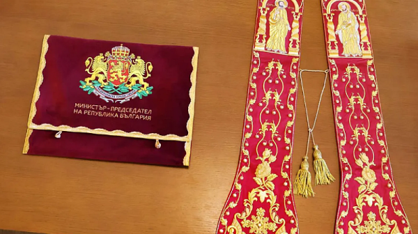 България подари омофор със символ на „Добрия пастир“ на папа Лъв XIV