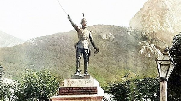 Първият паметник на Ботев е във Враца - на същия площад, където са излагани главите на четниците му