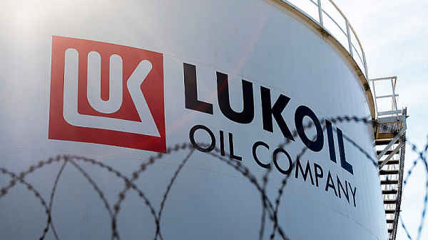 Румъния се готви да поеме контрол над активите на „Лукойл“