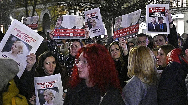 С куфари пред Съдебната палата: Гняв в София заради намалената присъда за убийството на Евгения