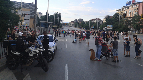 Втора поредна вечер хора блокираха мястото на тежката катастрофа в София в знак на протест