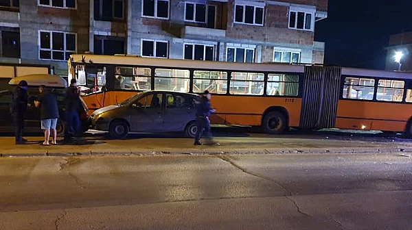 Автобус на градския транспорт помете няколко коли в София