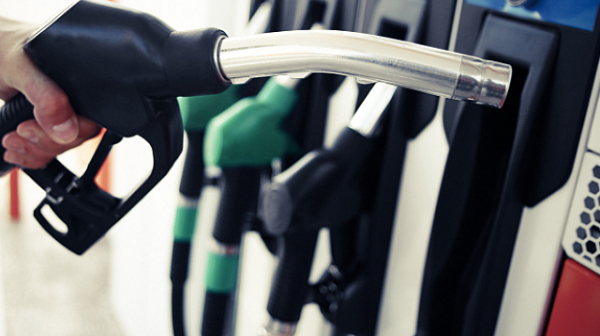 Бензинът достигна цената на дизела, очаква ли се поевтиняване?